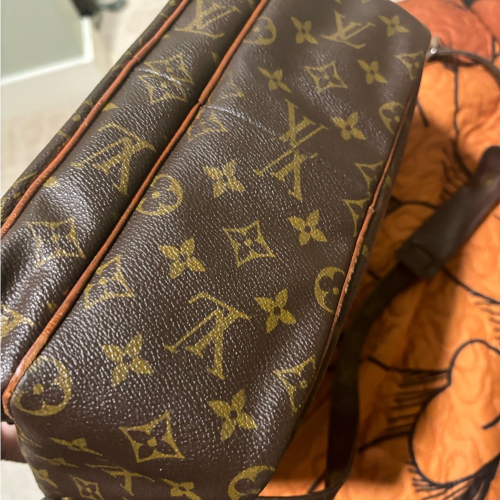 Authentic Louis Vuitton monogram messenger with COA - Picture 6 of 13
